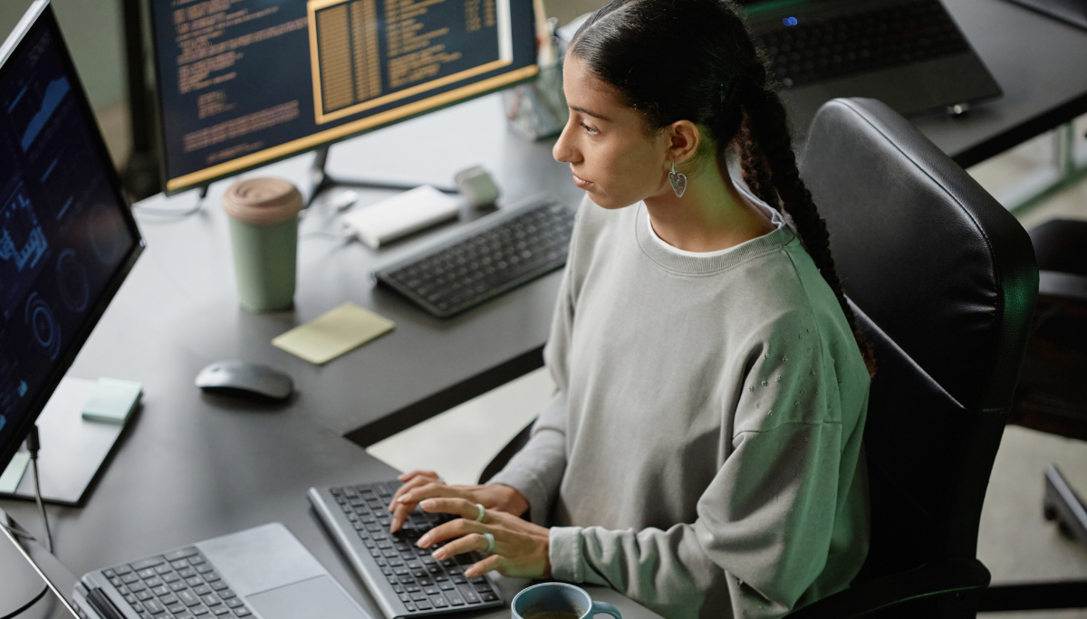 Workintech öğrencisi tabletle çalışırken